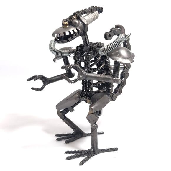 Alien 7" Tall Xenomorph Move Metal Sculpture model Scrap Steampunk Sculpture Art - Picture 5 of 6